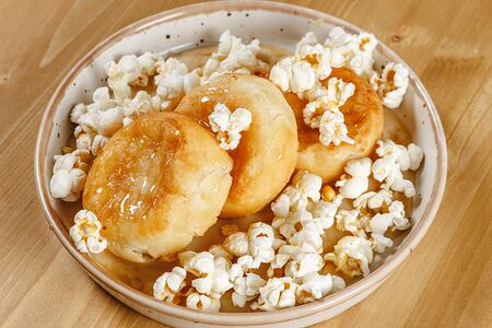 Классические Вау-сырники с банановым кремом и попкорном