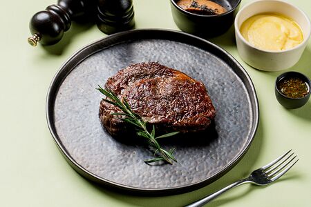 Рибай с картофельным пюре и домашней аджикой