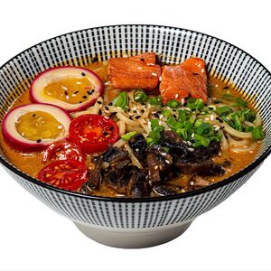 Карри рамен с лососем