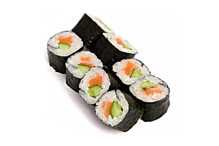 Ролл с копченой форелью и огурцом