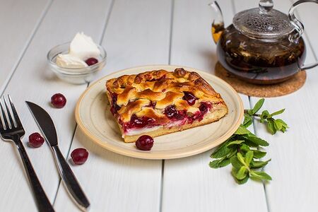 С вишней и сливочным сыром Половина пирога