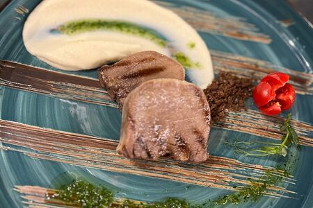 Язык быка с пюре из сельдерея