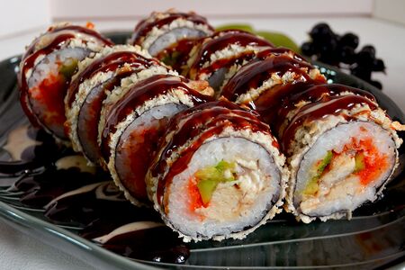 Жареный ролл с угрём