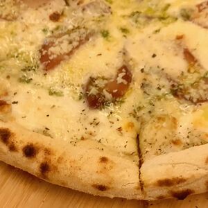 Пицца с грушей и сыром Горгонзола 