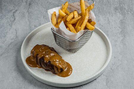 Вырезка в перечном соусе с гарниром на выбор