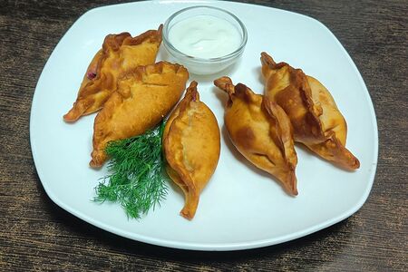 Вареник с творогом и вишней