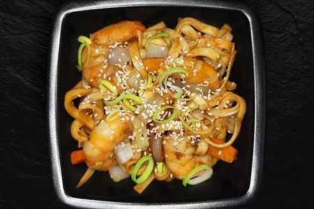 Вок с лапшой и тигровыми креветками