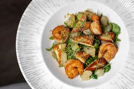 Салат с креветками, грушей и сыром халуми