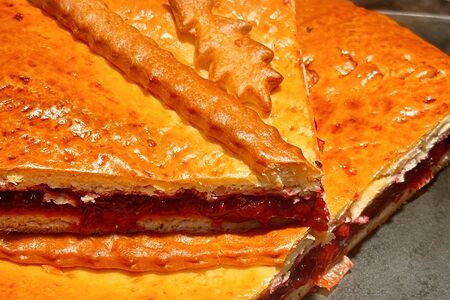 Пирог с ягодной начинкой целый