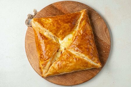 Хачапури из слоёного теста