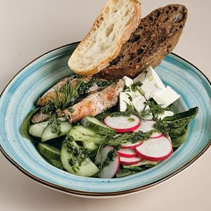 Салат с куриной грудкой и шпинатом