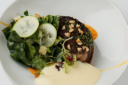 Говяжьи щечки с картофельным муссом и овощным соте