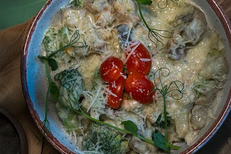 Брокколи с цветной капустой, курицей и грибами