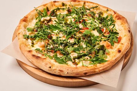 Пицца креветки, кальмар, песто, черри