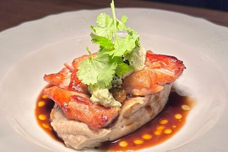 Хрустящее бедро цыпленка с трюфельным пюре и соусом Жу 