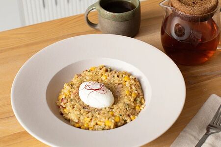 Булгур с беконом, чили и яйцом пашот