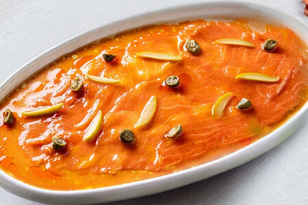 Лосось крудо с красным апельсином