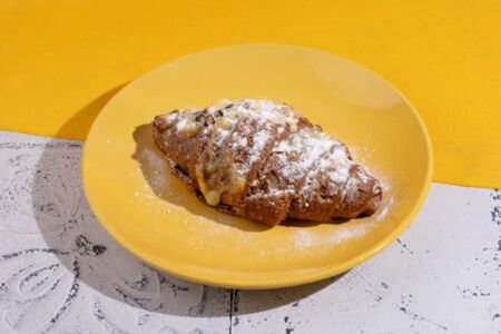 Круассан шоколадный с вишней