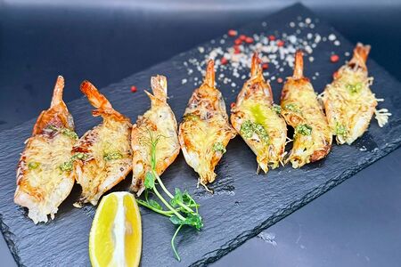 Тигровые креветки, запеченные с пармезаном