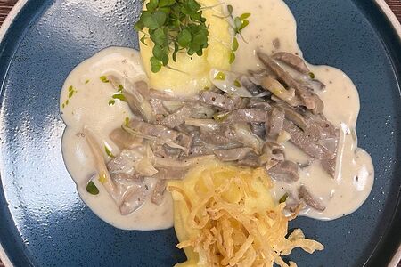 Бефстроганов из говядины с лисичками и картофельным пюре