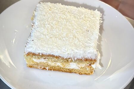 Белый бисквит