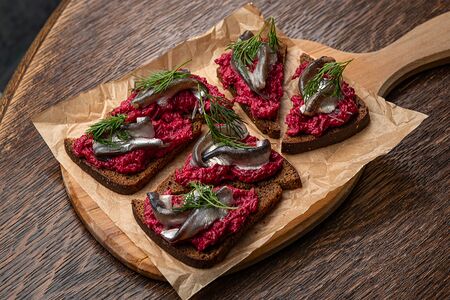 Килька пряного посола на бородинском хлебе с салатом из свёклы