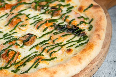 Пицца с курицей и грибами