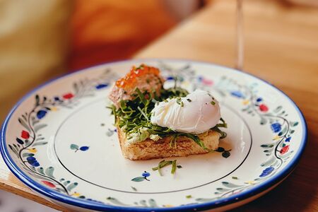 Бриошь с авокадо и риетом из копченой форели