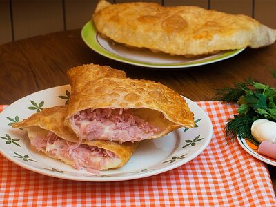 Чебурек с ветчиной и сыром