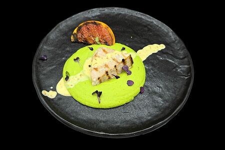 Тунец с пюре из зеленого горошка