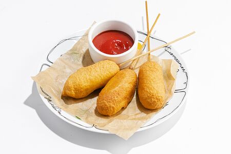 Корн-доги с кетчупом