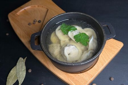 Пельмени отварные Мал золотник с мясным бульоном