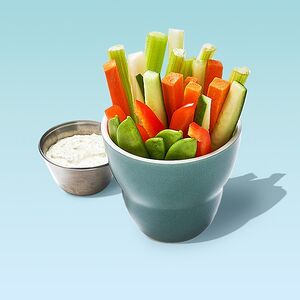 Свежие овощи-стикс с соусом тартар