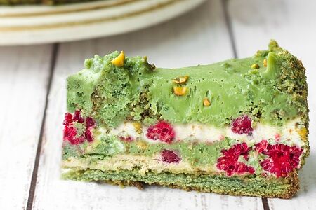 Чизкейк с фисташкой и малиной 