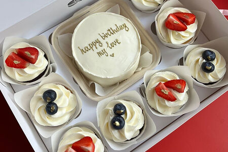 Набор бенто-торт и 8 капкейков