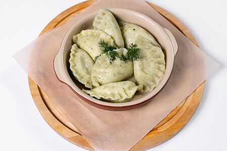 Большая порция вареников с соленым творогом и укропом