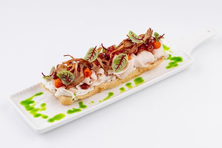 Брускетта с куриным филе, грибами и кремом из печеной паприки