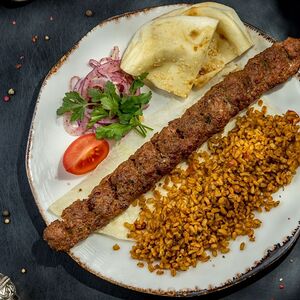 Урфа-кебаб с гарниром