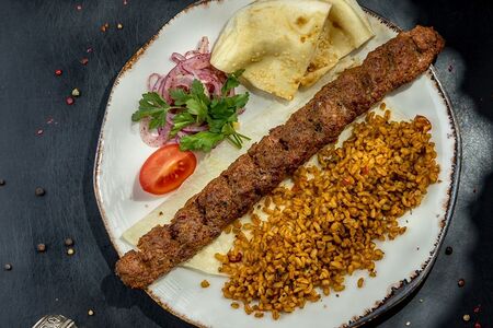 Урфа-кебаб с гарниром