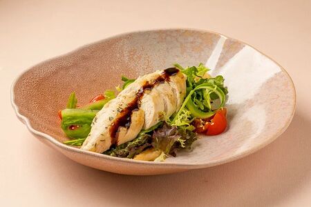 Салат с цыпленком под соусом тонкацу