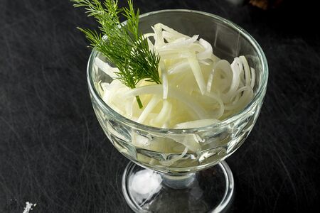 Лук маринованный