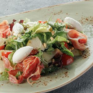 Салат с хамоном, грушей и сливочным сыром