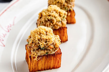 Картофельный гратен с тартаром из угря и фуа-гра