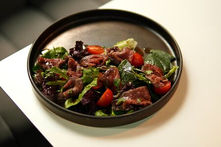 Салат с опалённой говядиной