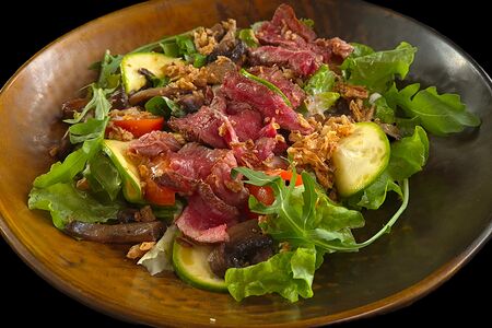 Салат с ростбифом из мраморной телятины