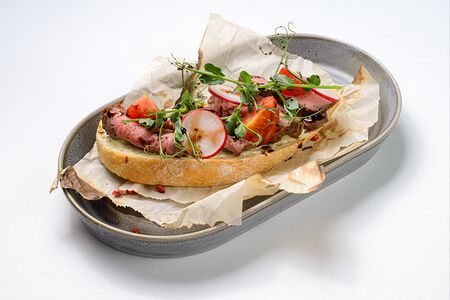 Брускетта с ростбифом и томатами 