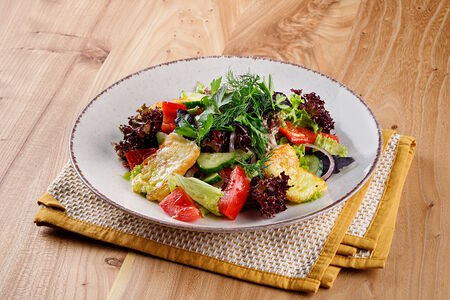 Овощной салат с жареным сыром сулугуни