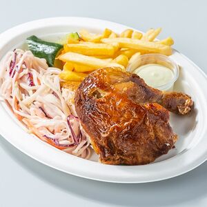 Ножка курицы-гриль с салатом Коул Слоу, гарниром на выбор и соусом