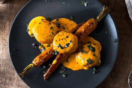 Крабовые котлеты, брюссельская капуста и соус Биск