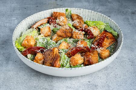 Салат Цезарь с курицей